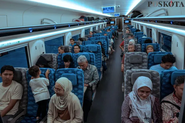 Calon penumpang kereta cepat Whoosh antre untuk memasuki area peron sesaat sebelum keberangkatan di Stasiun Halim, Jakarta Timur, Minggu, 22 Desember 2024. (Poskota/ Ahmad Tri Hawaari)