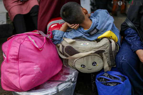 Sejumlah calon penumpang memadati kawasan terminal bus sesaat sebelum keberangkatan di Terminal Kalideres, Jakarta Barat, Minggu, 22 Desember 2024. (Poskota/ Ahmad Tri Hawaari)