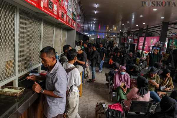 Sejumlah calon penumpang memadati kawasan terminal bus sesaat sebelum keberangkatan di Terminal Kalideres, Jakarta Barat, Minggu, 22 Desember 2024. (Poskota/ Ahmad Tri Hawaari)
