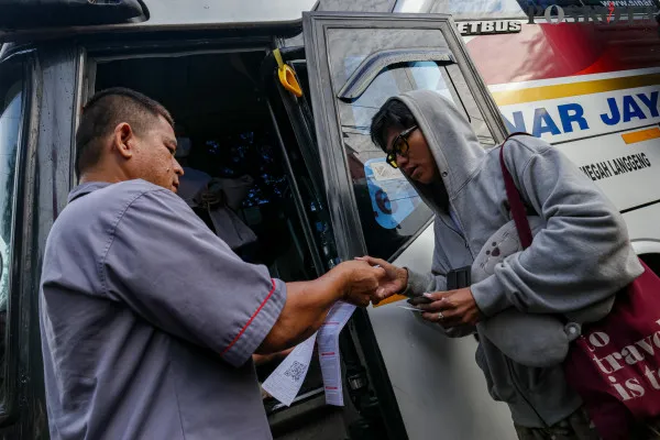 Sejumlah calon penumpang memadati kawasan terminal bus sesaat sebelum keberangkatan di Terminal Kalideres, Jakarta Barat, Minggu, 22 Desember 2024. (Poskota/ Ahmad Tri Hawaari)