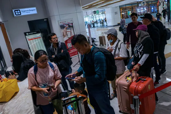 Calon penumpang kereta cepat Whoosh antre untuk memasuki area peron sesaat sebelum keberangkatan di Stasiun Halim, Jakarta Timur, Minggu, 22 Desember 2024. (Poskota/ Ahmad Tri Hawaari)