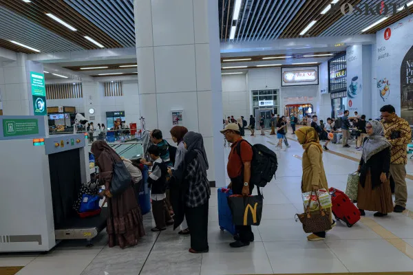 Calon penumpang kereta cepat Whoosh antre untuk memasuki area peron sesaat sebelum keberangkatan di Stasiun Halim, Jakarta Timur, Minggu, 22 Desember 2024. (Poskota/ Ahmad Tri Hawaari)
