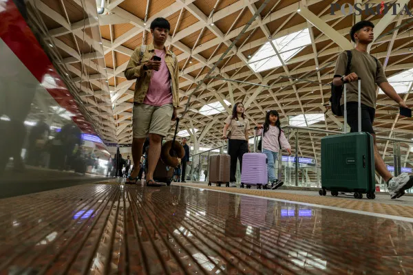 Calon penumpang kereta cepat Whoosh antre untuk memasuki area peron sesaat sebelum keberangkatan di Stasiun Halim, Jakarta Timur, Minggu, 22 Desember 2024. (Poskota/ Ahmad Tri Hawaari)