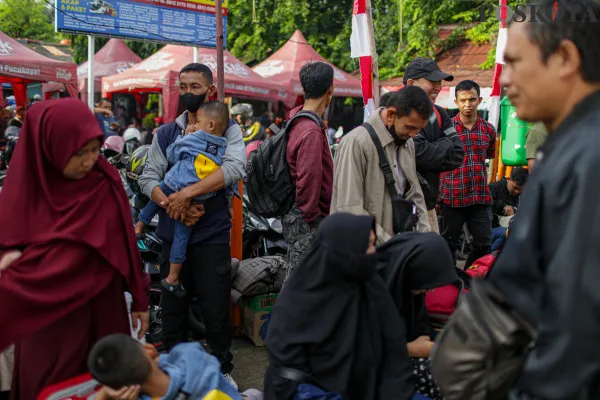 Sejumlah calon penumpang memadati kawasan terminal bus sesaat sebelum keberangkatan di Terminal Kalideres, Jakarta Barat, Minggu, 22 Desember 2024. (Poskota/ Ahmad Tri Hawaari)