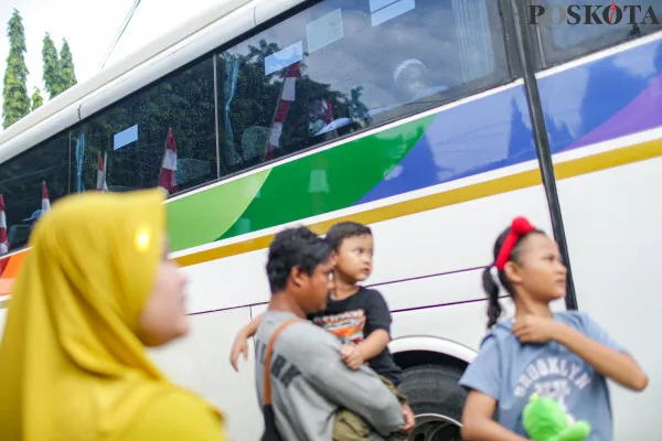 Sejumlah calon penumpang memadati kawasan terminal bus sesaat sebelum keberangkatan di Terminal Kalideres, Jakarta Barat, Minggu, 22 Desember 2024. (Poskota/ Ahmad Tri Hawaari)