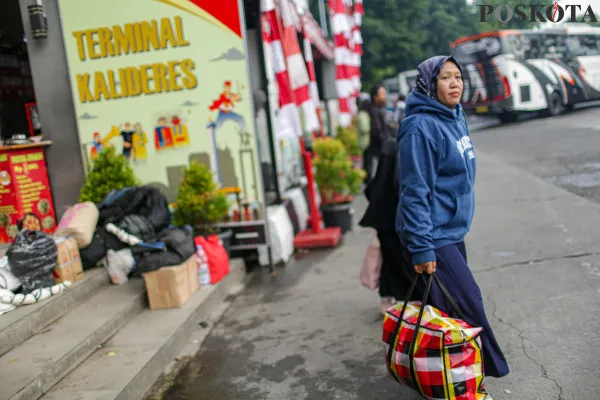 Sejumlah calon penumpang memadati kawasan terminal bus sesaat sebelum keberangkatan di Terminal Kalideres, Jakarta Barat, Minggu, 22 Desember 2024. (Poskota/ Ahmad Tri Hawaari)