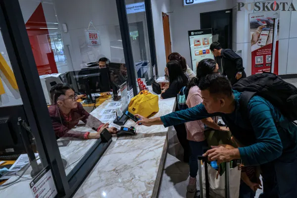 Calon penumpang kereta cepat Whoosh antre untuk memasuki area peron sesaat sebelum keberangkatan di Stasiun Halim, Jakarta Timur, Minggu, 22 Desember 2024. (Poskota/ Ahmad Tri Hawaari)