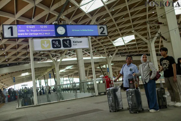 Calon penumpang kereta cepat Whoosh antre untuk memasuki area peron sesaat sebelum keberangkatan di Stasiun Halim, Jakarta Timur, Minggu, 22 Desember 2024. (Poskota/ Ahmad Tri Hawaari)