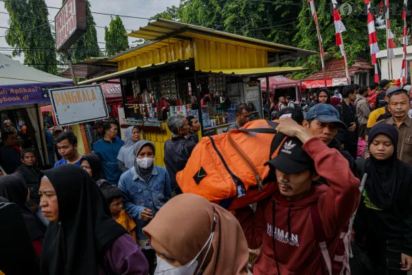 Sejumlah calon penumpang memadati kawasan terminal bus sesaat sebelum keberangkatan di Terminal Kalideres, Jakarta Barat, Minggu, 22 Desember 2024. (Poskota/ Ahmad Tri Hawaari)