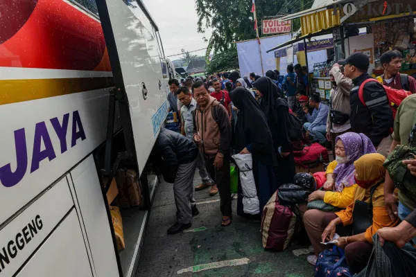 Sejumlah calon penumpang memadati kawasan terminal bus sesaat sebelum keberangkatan di Terminal Kalideres, Jakarta Barat, Minggu, 22 Desember 2024. (Poskota/ Ahmad Tri Hawaari)