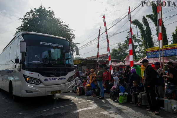 Sejumlah calon penumpang memadati kawasan terminal bus sesaat sebelum keberangkatan di Terminal Kalideres, Jakarta Barat, Minggu, 22 Desember 2024. (Poskota/ Ahmad Tri Hawaari)