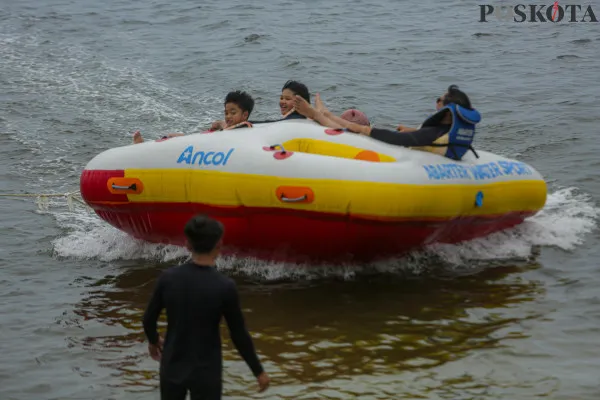 Sejumlah pengunjung memadati di Pantai Lagoon saat menikmati masa liburan Natal 2024 di  Ancol Taman Impian, Jakarta Utara, Rabu, 25 Desember 2024. (Poskota/ Ahmad Tri Hawaari)