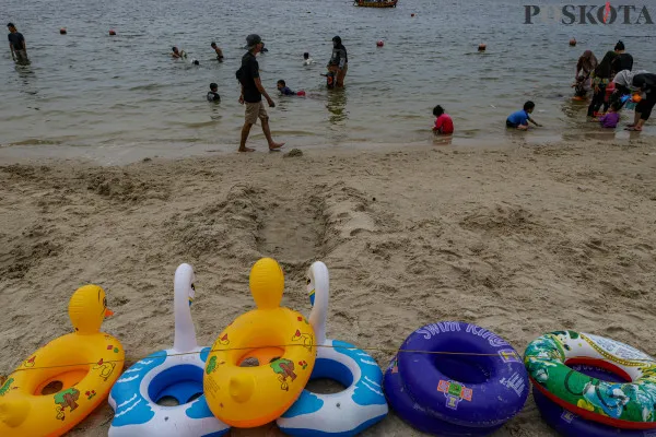 Sejumlah pengunjung memadati di Pantai Lagoon saat menikmati masa liburan Natal 2024 di  Ancol Taman Impian, Jakarta Utara, Rabu, 25 Desember 2024. (Poskota/ Ahmad Tri Hawaari)