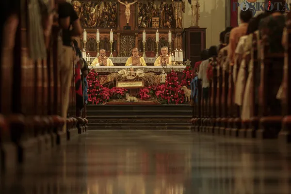Umat Katolik saat mengikuti Misa Natal di Gereja Katedral, Pasar Baru, Jakarta Pusat, Rabu, 25 Desember 2024. (Poskota/ AHmad Tri Hawaari)