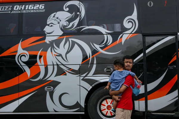 Sejumlah calon penumpang menunggu kedatangan Bus Antar Kota Antar Provinsi (AKAP) di Terminal Tanjung Priok, Jakarta Utara, Rabu, 25 Desember 2024. (Poskota/ Ahmad Tri Hawaari)