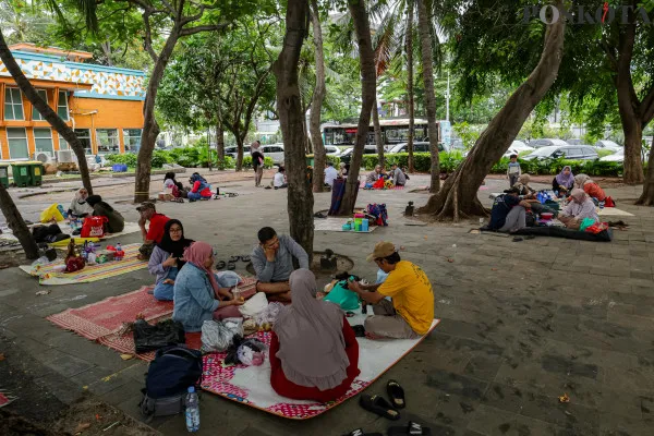 Sejumlah pengunjung memadati di Pantai Lagoon saat menikmati masa liburan Natal 2024 di  Ancol Taman Impian, Jakarta Utara, Rabu, 25 Desember 2024. (Poskota/ Ahmad Tri Hawaari)