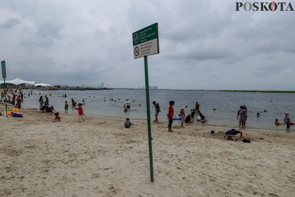 Sejumlah pengunjung memadati di Pantai Lagoon saat menikmati masa liburan Natal 2024 di  Ancol Taman Impian, Jakarta Utara, Rabu, 25 Desember 2024. (Poskota/ Ahmad Tri Hawaari)