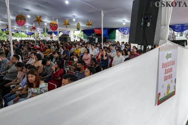 Umat Katolik saat mengikuti Misa Natal di Gereja Katedral, Pasar Baru, Jakarta Pusat, Rabu, 25 Desember 2024. (Poskota/ AHmad Tri Hawaari)