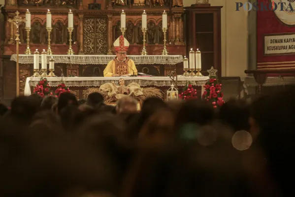 Umat Katolik saat mengikuti Misa Natal di Gereja Katedral, Pasar Baru, Jakarta Pusat, Rabu, 25 Desember 2024. (Poskota/ AHmad Tri Hawaari)