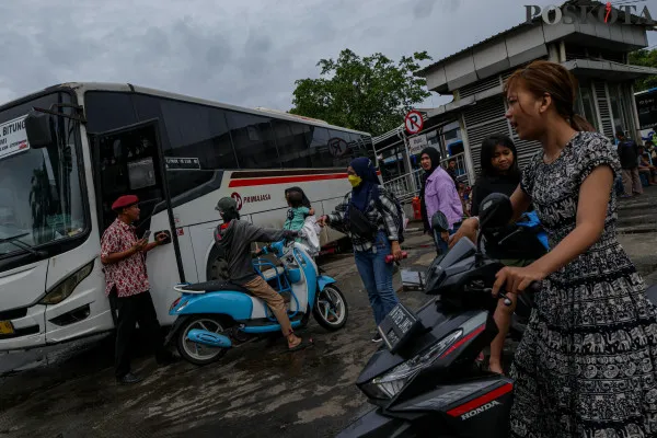 Sejumlah calon penumpang menunggu kedatangan Bus Antar Kota Antar Provinsi (AKAP) di Terminal Tanjung Priok, Jakarta Utara, Rabu, 25 Desember 2024. (Poskota/ Ahmad Tri Hawaari)