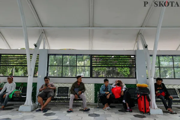 Sejumlah calon penumpang menunggu kedatangan Bus Antar Kota Antar Provinsi (AKAP) di Terminal Tanjung Priok, Jakarta Utara, Rabu, 25 Desember 2024. (Poskota/ Ahmad Tri Hawaari)