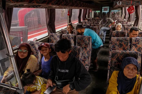 Sejumlah calon penumpang menunggu kedatangan Bus Antar Kota Antar Provinsi (AKAP) di Terminal Tanjung Priok, Jakarta Utara, Rabu, 25 Desember 2024. (Poskota/ Ahmad Tri Hawaari)