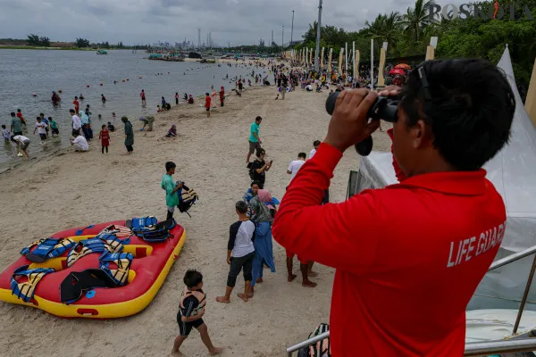 Sejumlah pengunjung memadati di Pantai Lagoon saat menikmati masa liburan Natal 2024 di  Ancol Taman Impian, Jakarta Utara, Rabu, 25 Desember 2024. (Poskota/ Ahmad Tri Hawaari)