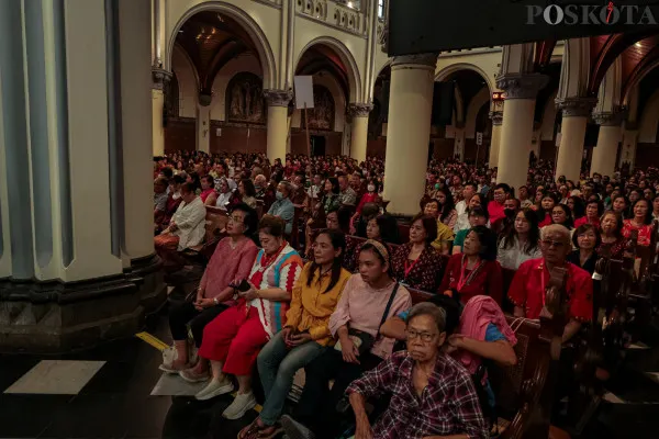 Umat Katolik saat mengikuti Misa Natal di Gereja Katedral, Pasar Baru, Jakarta Pusat, Rabu, 25 Desember 2024. (Poskota/ AHmad Tri Hawaari)