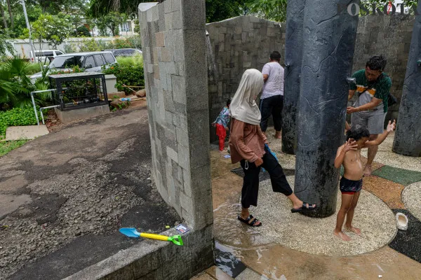 Sejumlah pengunjung memadati di Pantai Lagoon saat menikmati masa liburan Natal 2024 di  Ancol Taman Impian, Jakarta Utara, Rabu, 25 Desember 2024. (Poskota/ Ahmad Tri Hawaari)