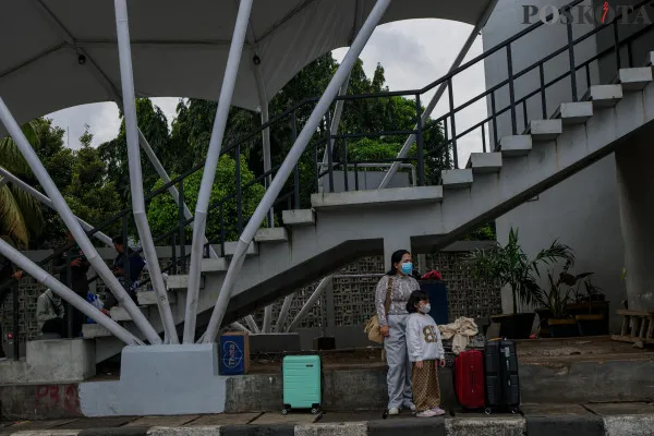 Sejumlah calon penumpang menunggu kedatangan Bus Antar Kota Antar Provinsi (AKAP) di Terminal Tanjung Priok, Jakarta Utara, Rabu, 25 Desember 2024. (Poskota/ Ahmad Tri Hawaari)