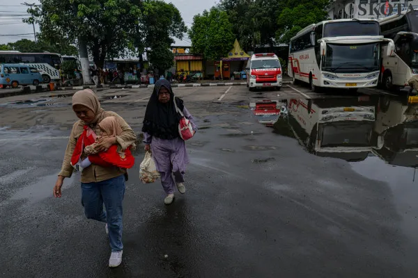 Sejumlah calon penumpang menunggu kedatangan Bus Antar Kota Antar Provinsi (AKAP) di Terminal Tanjung Priok, Jakarta Utara, Rabu, 25 Desember 2024. (Poskota/ Ahmad Tri Hawaari)