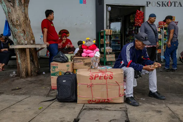 Sejumlah calon penumpang menunggu kedatangan Bus Antar Kota Antar Provinsi (AKAP) di Terminal Tanjung Priok, Jakarta Utara, Rabu, 25 Desember 2024. (Poskota/ Ahmad Tri Hawaari)