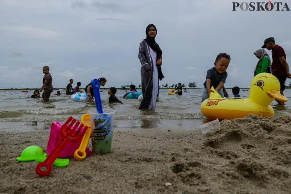 Sejumlah pengunjung memadati di Pantai Lagoon saat menikmati masa liburan Natal 2024 di  Ancol Taman Impian, Jakarta Utara, Rabu, 25 Desember 2024. (Poskota/ Ahmad Tri Hawaari)