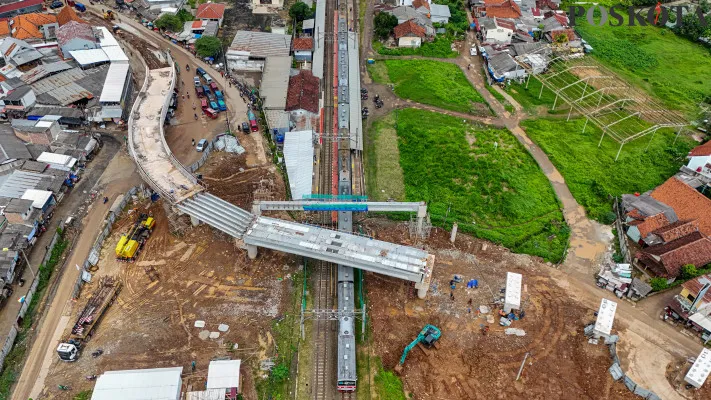 Foto Udara: Pembangunan jalan layang Tenjo penghubung Bogor-Tangerang di kawasan Tenjo, Kabupaten Bogor, Jawa Barat, Rabu, 25 Desember 2024. (Poskota/ Ahmad Tri Hawaari)