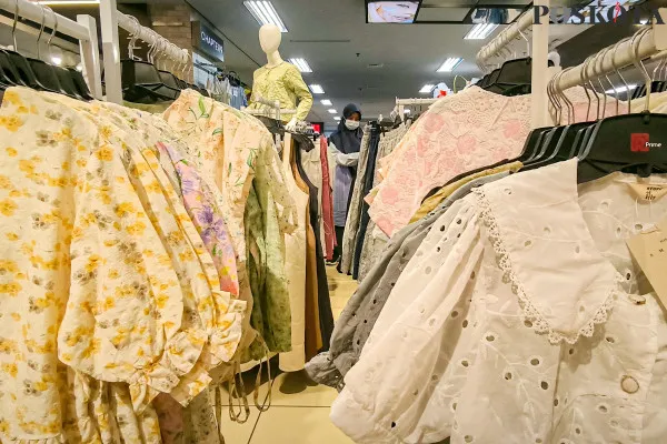 Pengunjung ketika memilah dan memilih barang yang kan dibeli saat berbelanja di salah satu gerai di mal City Plaza Jatinegara, Matraman, Jakarta Timur, Rabu, 25 Desember 2024. (Poskota/ Ahmad Tri Hawaari)