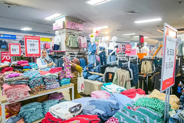 Pengunjung ketika memilah dan memilih barang yang kan dibeli saat berbelanja di salah satu gerai di mal City Plaza Jatinegara, Matraman, Jakarta Timur, Rabu, 25 Desember 2024. (Poskota/ Ahmad Tri Hawaari)