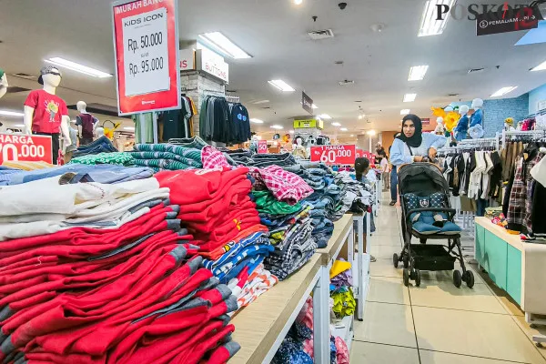Pengunjung ketika memilah dan memilih barang yang kan dibeli saat berbelanja di salah satu gerai di mal City Plaza Jatinegara, Matraman, Jakarta Timur, Rabu, 25 Desember 2024. (Poskota/ Ahmad Tri Hawaari)