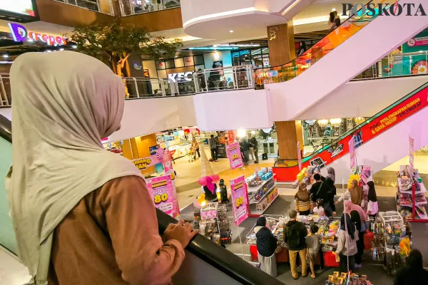 Pengunjung ketika memilah dan memilih barang yang kan dibeli saat berbelanja di salah satu gerai di mal City Plaza Jatinegara, Matraman, Jakarta Timur, Rabu, 25 Desember 2024. (Poskota/ Ahmad Tri Hawaari)