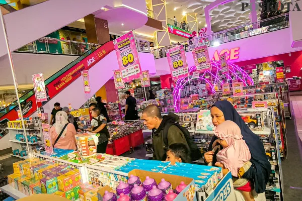 Pengunjung ketika memilah dan memilih barang yang kan dibeli saat berbelanja di salah satu gerai di mal City Plaza Jatinegara, Matraman, Jakarta Timur, Rabu, 25 Desember 2024. (Poskota/ Ahmad Tri Hawaari)