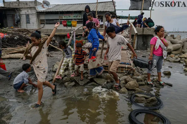 Banjir rob masih melanda kawasan Pantai Marunda, Jakarta Utara, Kamis, 26 Desember 2024. (Poskota/ Ahmad Tri Hawaari)