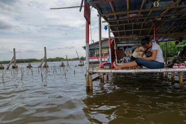 Sejumlah warga menikmati suasana pantai dengan berbagai aktivitas seperti berjalan di sisi pantai, berfoto hingga berenang di tengah banjir rob yang masih melanda di kawasan Pantai Marunda, Jakarta Utara, Kamis, 26 Desember 2024. (Poskota/ Ahmad Tri Hawaari)