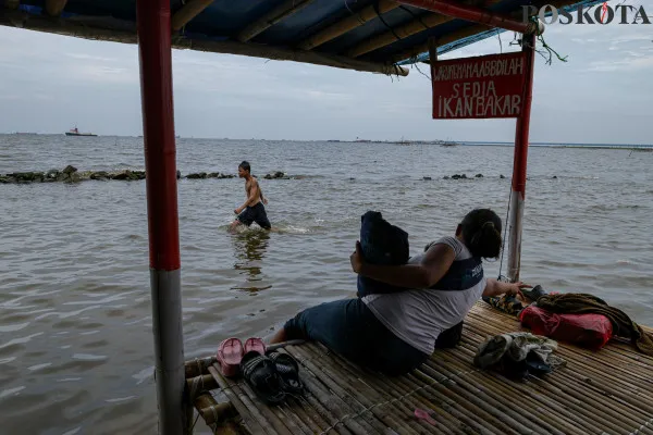 Menikmati Libur Nataru di Pantai Marunda Ditengah Banjir Rob