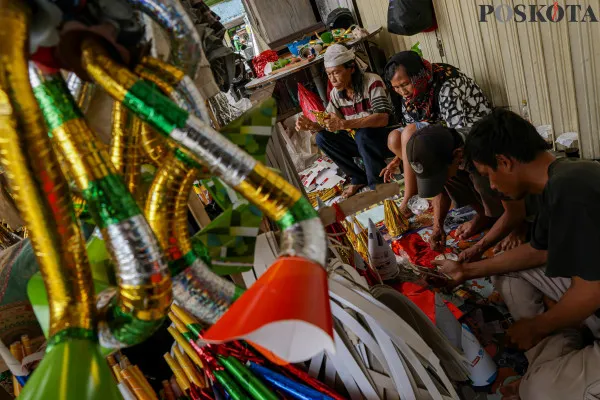 Pengrajin sekaligus pedagang saat menyelesaikan pembuatan terompet kertas sembari menunggu pembeli di Jalan Pintu Besar Selatan, Pancoran Glodok, Jakarta Barat, Jumat, 27 Desember 2024. (Poskota/ Ahmad Tri Hawaari)