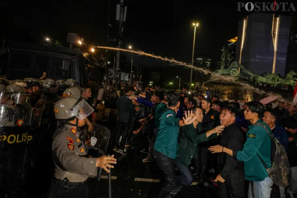 Sejumlah mahasiswa yang tergabung dalam Badan Eksekutif Mahasiswa Seluruh Indonesia (BEM SI) saat menggelar aksi unjuk rasa di kawasan Patung Kuda Arjuna Wijaya, Medan Merdeka Barat, Jakarta Pusat, Jumat, 27 Desember 2024. (Poskota/ Ahmad Tri Hawaari)