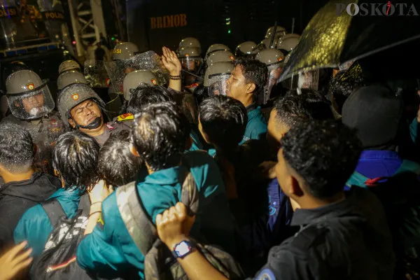 Sejumlah mahasiswa yang tergabung dalam Badan Eksekutif Mahasiswa Seluruh Indonesia (BEM SI) saat menggelar aksi unjuk rasa di kawasan Patung Kuda Arjuna Wijaya, Medan Merdeka Barat, Jakarta Pusat, Jumat, 27 Desember 2024. (Poskota/ Ahmad Tri Hawaari)