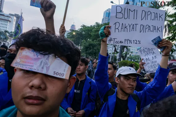 Sejumlah mahasiswa yang tergabung dalam Badan Eksekutif Mahasiswa Seluruh Indonesia (BEM SI) saat menggelar aksi unjuk rasa di kawasan Patung Kuda Arjuna Wijaya, Medan Merdeka Barat, Jakarta Pusat, Jumat, 27 Desember 2024. (Poskota/ Ahmad Tri Hawaari)