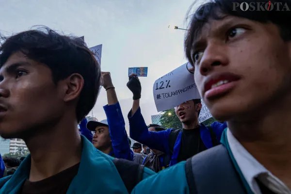 Sejumlah mahasiswa yang tergabung dalam Badan Eksekutif Mahasiswa Seluruh Indonesia (BEM SI) saat menggelar aksi unjuk rasa di kawasan Patung Kuda Arjuna Wijaya, Medan Merdeka Barat, Jakarta Pusat, Jumat, 27 Desember 2024. (Poskota/ Ahmad Tri Hawaari)