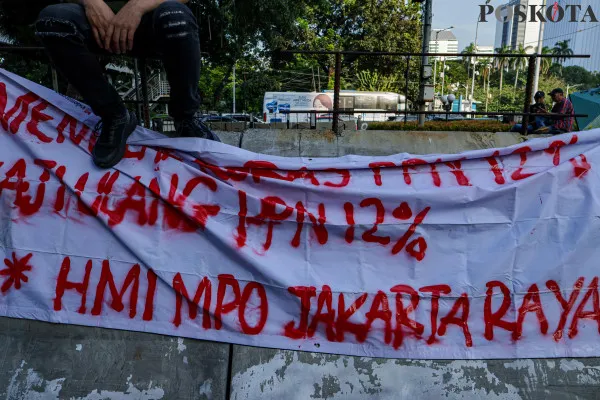 Sejumlah mahasiswa yang tergabung dalam Badan Eksekutif Mahasiswa Seluruh Indonesia (BEM SI) saat menggelar aksi unjuk rasa di kawasan Patung Kuda Arjuna Wijaya, Medan Merdeka Barat, Jakarta Pusat, Jumat, 27 Desember 2024. (Poskota/ Ahmad Tri Hawaari)