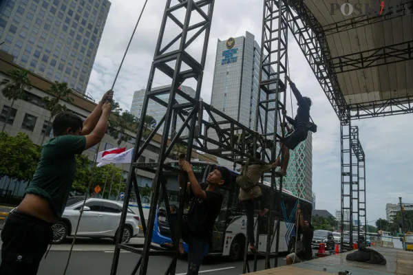 Persiapan Panggung Hiburan Rakyat Saat Malam Tahun Baru di Jakarta