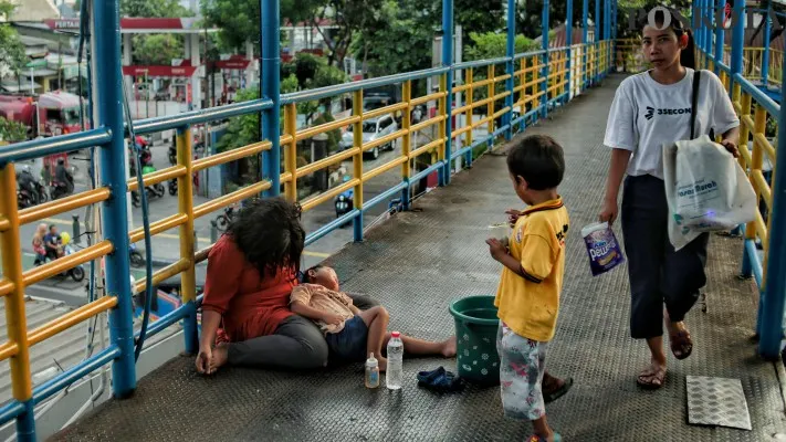 Ilustrasi - Seorang pengemis tertidur memangku anaknya di salah satu jembatan penyebrangan orang. Fraksi PKS DPRD Kota Bandung mendorong Raperda Kesejahteraan Sosial agar lebih akuntabel dan berdampak bagi masyarakat. Poskota/Ahmad Tri Hawaari